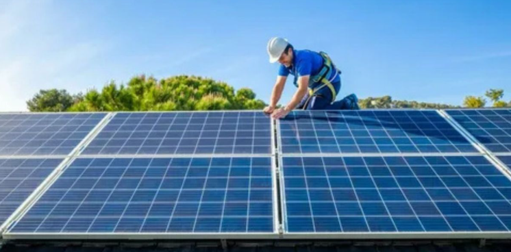 Comment un panneau solaire plug and play transforme votre maison
