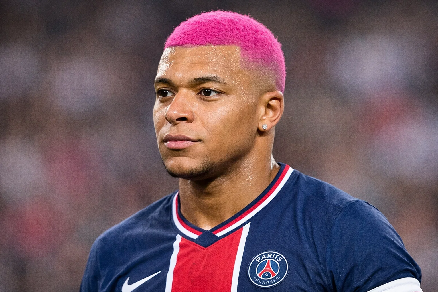 Mbappé cheveux rose
